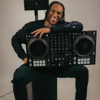 DJ JamxliVe