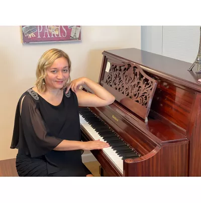 Nafisa. Pianist