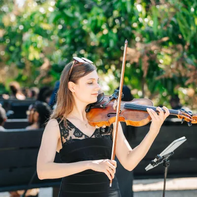 Bethany Xiques Violinist