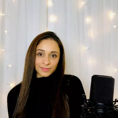 Online voice lessons | Laura Briella