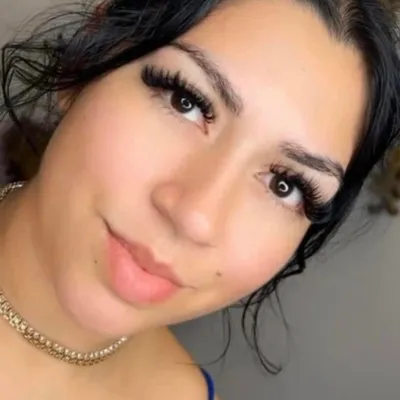 Her perfect lashes by md