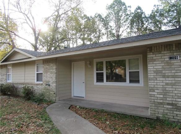 1209 S Prospect St - Siloam Springs, AR 72761 - Home For Rent