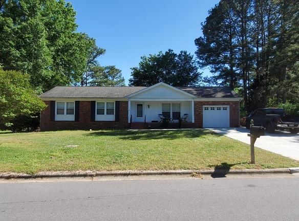 517 Lakeside Dr - Garner, NC 27529 - Home For Rent