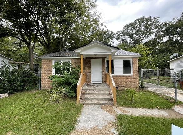 815 N Commander St - Florence, SC 29506 - Home For Rent