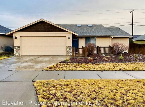 20518 Prospector Loop - Bend, OR 97702 - Home For Rent