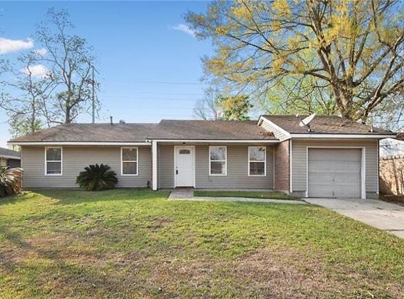 4011 Parkbrook Dr - Slidell, LA 70458 - Home For Rent