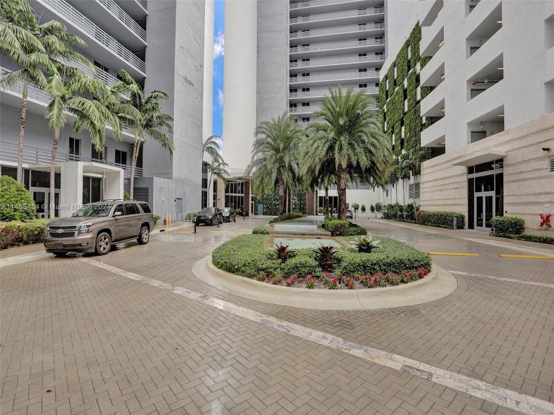 16385 Biscayne Boulevard, Unit 403, North Miami Beach, FL 33160 for Sale