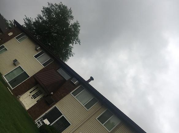 Woodcrest Apartments - 1400 Blairs Ferry Rd - Hiawatha, IA Apartments for Rent