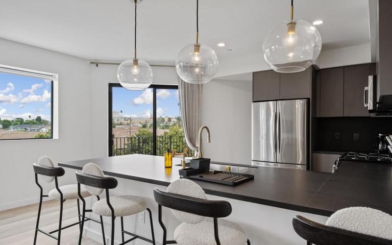 Furnished Hollywood, Metro Los Angeles room for rent in 5 Bedrooms, Apartment for 1297 per month. Room ID 4738774
