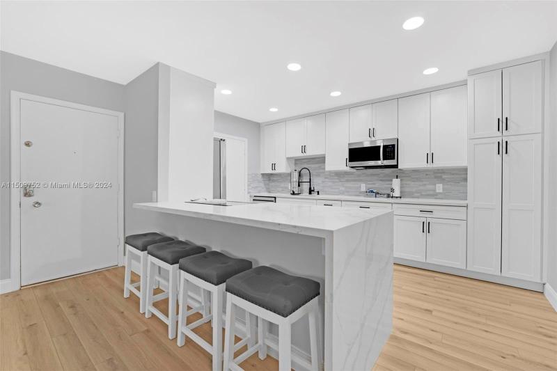 5840 Northeast 22nd Way, Unit 709, Fort Lauderdale, FL 33308 for Sale