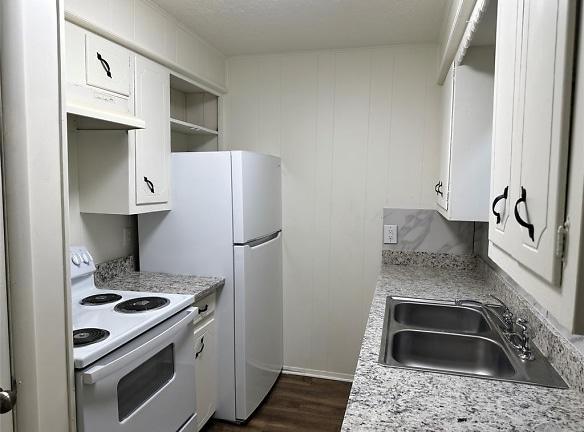 2002 Washington St #6 - Commerce, TX 75428 - Home For Rent