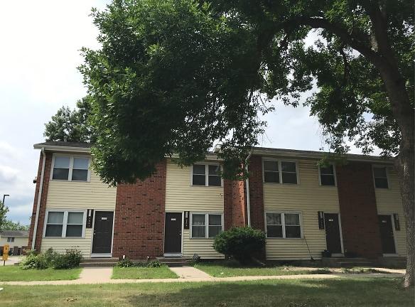 Cedar Valley Townhomes Apartments - 3000 J St SW - Cedar Rapids, IA Apartments for Rent