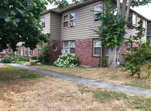 Glencourt Apartments - 4831 E Burnside St - Portland, OR Apartments for Rent