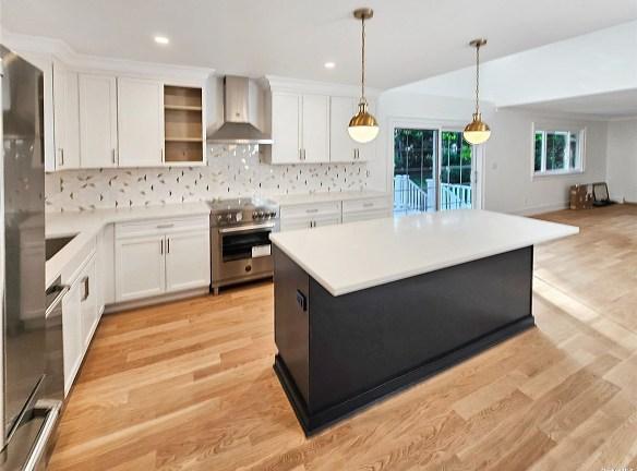 17 Stuart Ct - Hampton Bays, NY 11946 - Home For Rent