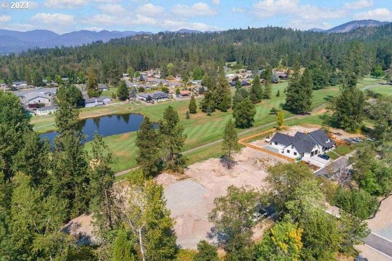 61 SE HOGAN WAY, Grants Pass, OR 97527  620758773 for Sale