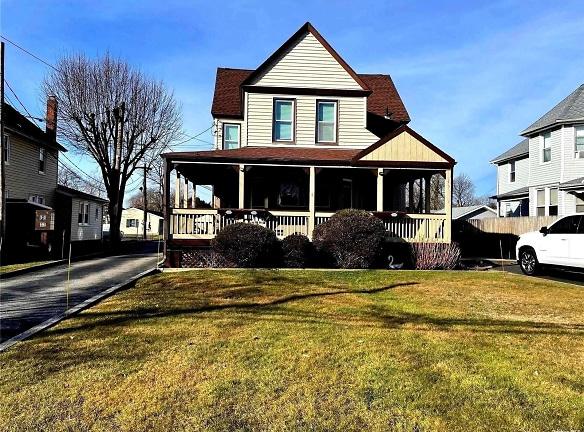 32 Park Ave #6 - Amityville, NY 11701 - Home For Rent