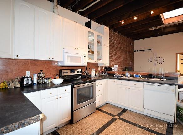 25 St Marys Ct unit 2 - Brookline, MA 02446 - Home For Rent