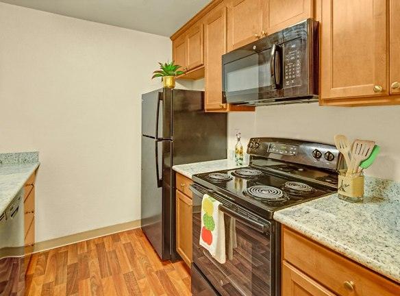 Hillside Chalet - 631 E 22nd Ave - Anchorage, AK Apartments for Rent