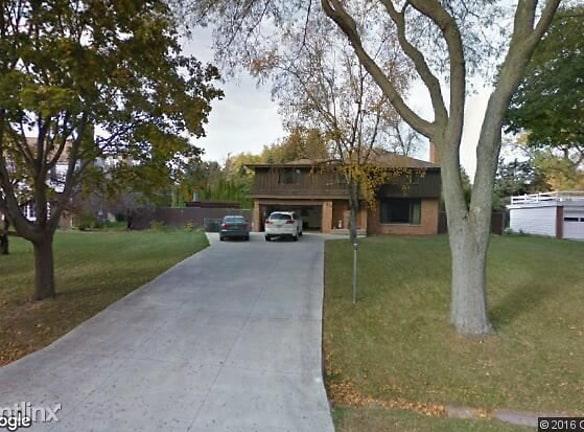 7049 N Fairchild Cir - Fox Point, WI 53217 - Home For Rent