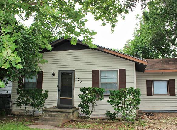 900 E Stone St - Brenham, TX 77833 - Home For Rent