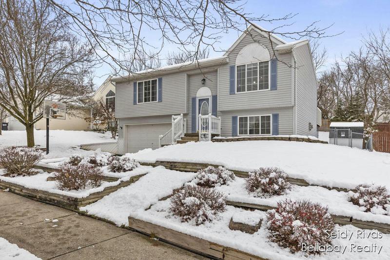 137 ROLLINGWOOD DR, Rockford, MI 49341 Single Family Residence For Sale  MLS# 24003612