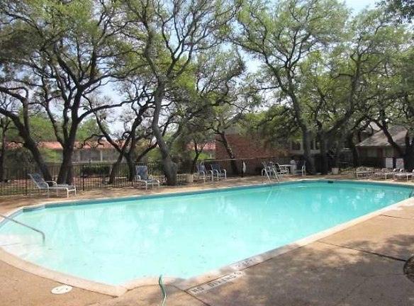Towne Oaks I & II - 615 E Wonsley Dr - Austin, TX Apartments for Rent