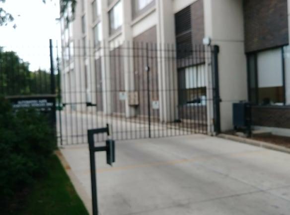 Edgewater Plaza Apartments - 5445 N Sheridan Rd - Chicago, IL Apartments for Rent