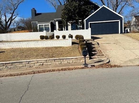 1309 Fox Lake Ln - Edmond, OK 73034 - Home For Rent