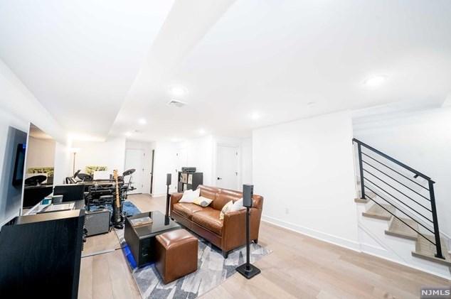 496 Undercliff Ave, Edgewater, NJ 07020 - MLS 24001138 for Rent