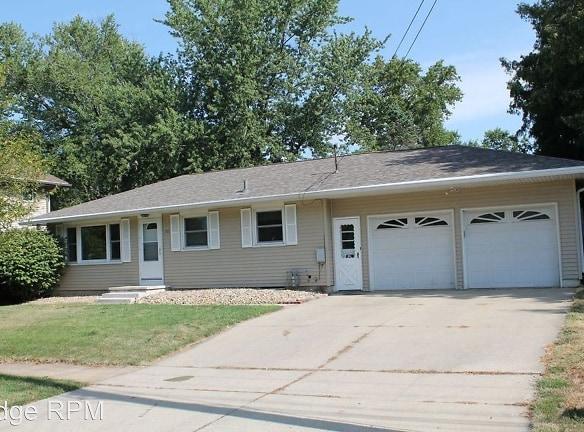 715 W 18th St Cedar Falls, IA 50613 - Home For Rent