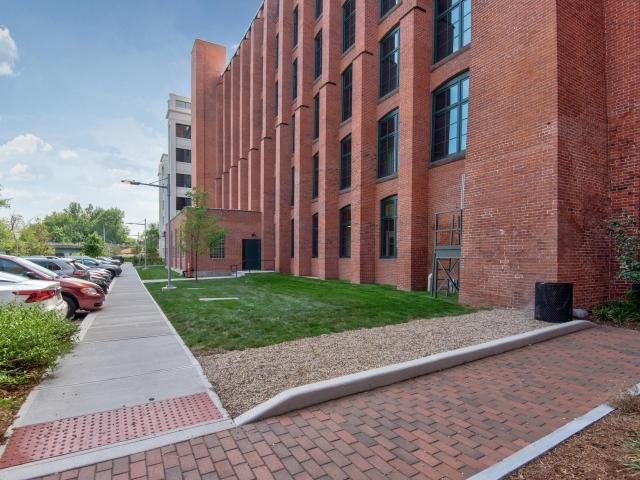 Perfect 1 BD 1 BA Now Available for Rent
