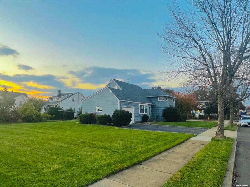385 N COLUMBUS AVE, Freeport, NY 11520 Single Family Residence For Sale  MLS# 3514808 for Rent