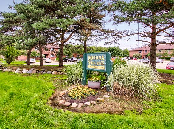 Medina Village Apartments - 345 Springbrook Dr - Medina, OH Apartments for Rent