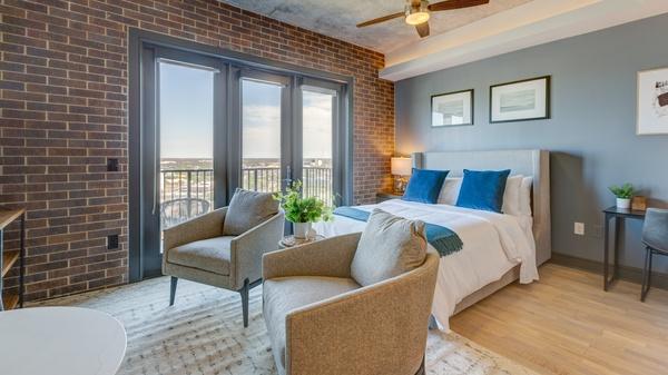 Rent The Case Building #1719 in Dallas, TX - Landing