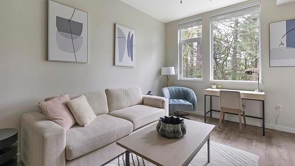 Rent The Woods on Marquam Hill #302 in Portland, OR - Landing