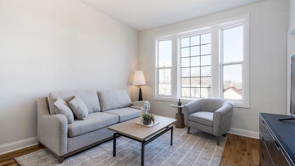 Rent 2111 N Western Ave #3F in Chicago, IL - Landing