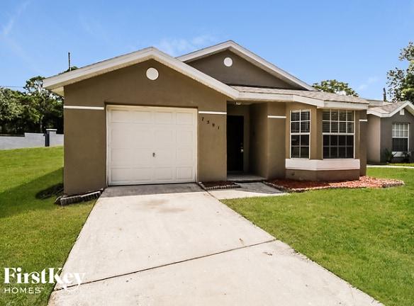 7591 Groveoak Dr - Orlando, FL 32810 - Home For Rent