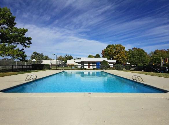 Village Creek @ 67th - 6630 S Zunis Ave - Tulsa, OK Apartments for Rent
