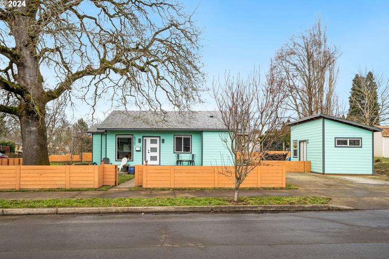 8507 N Weyerhaeuser Ave, Portland, OR 97203 - MLS 24251147 for Sale