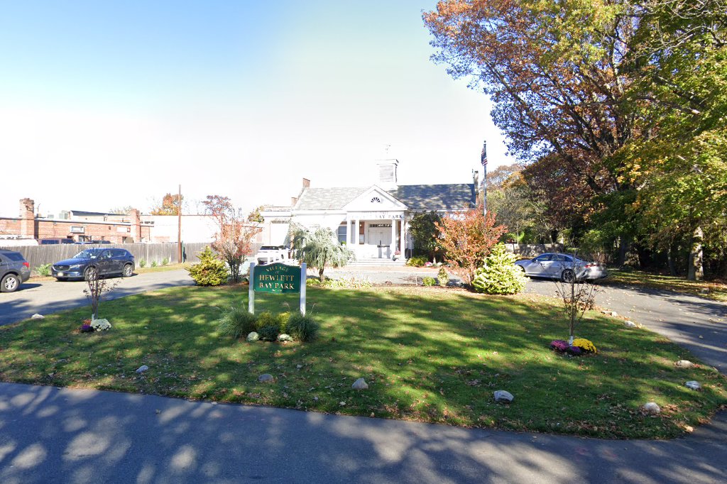 Woodsburgh Village Court