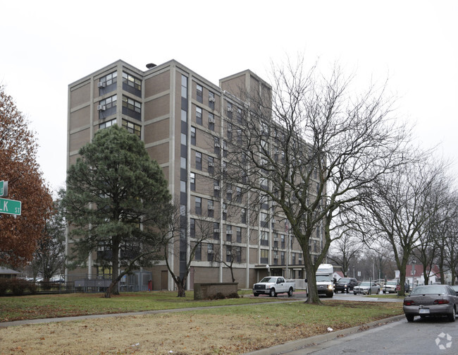 Polk Plaza / Polk Cottages